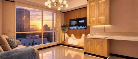 Appartement, 3 chambres, vue ville | Coin séjour | Télévision à écran plasma de 43 pouces avec chaßnes par cùble