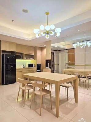 Apartamento, 3 quartos, vista para a cidade | Opções para refeição no quarto