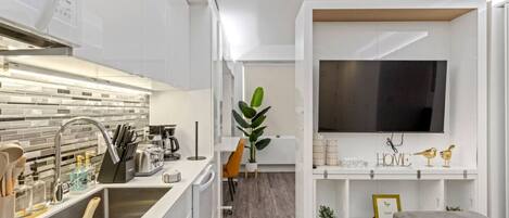 Refrigerador, microondas, horno y parrilla de estufa