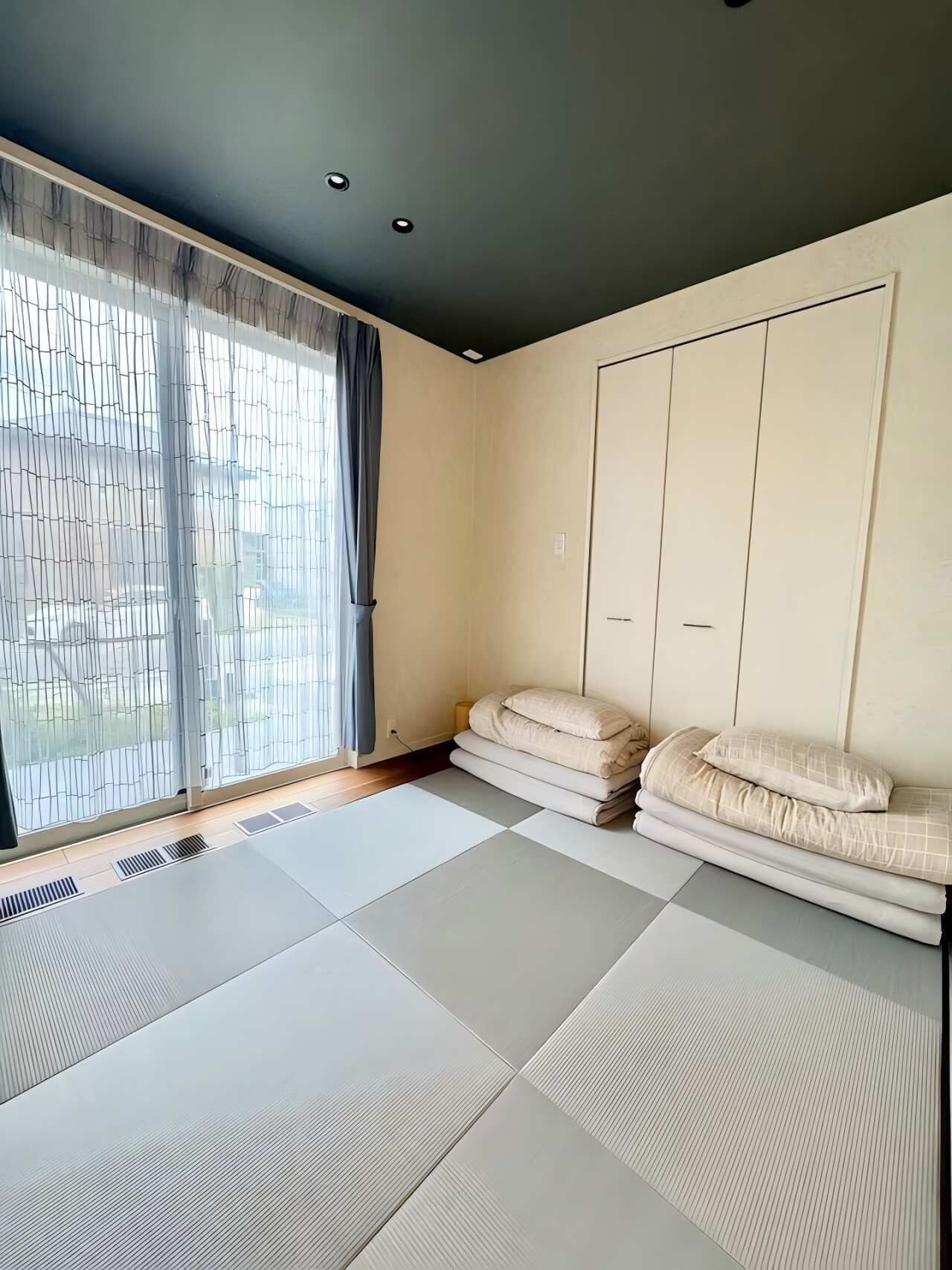 4 室のベッドルーム、デスク、WiFi (無料)、ベッドシーツ