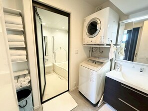 Secador de pelo, toallas, jabón y champú