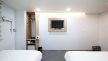 Quadruple Room, Non Smoking, Private Bathroom | Free WiFi