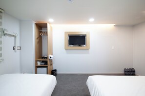 Quadruple Room, Non Smoking, Private Bathroom | Free WiFi