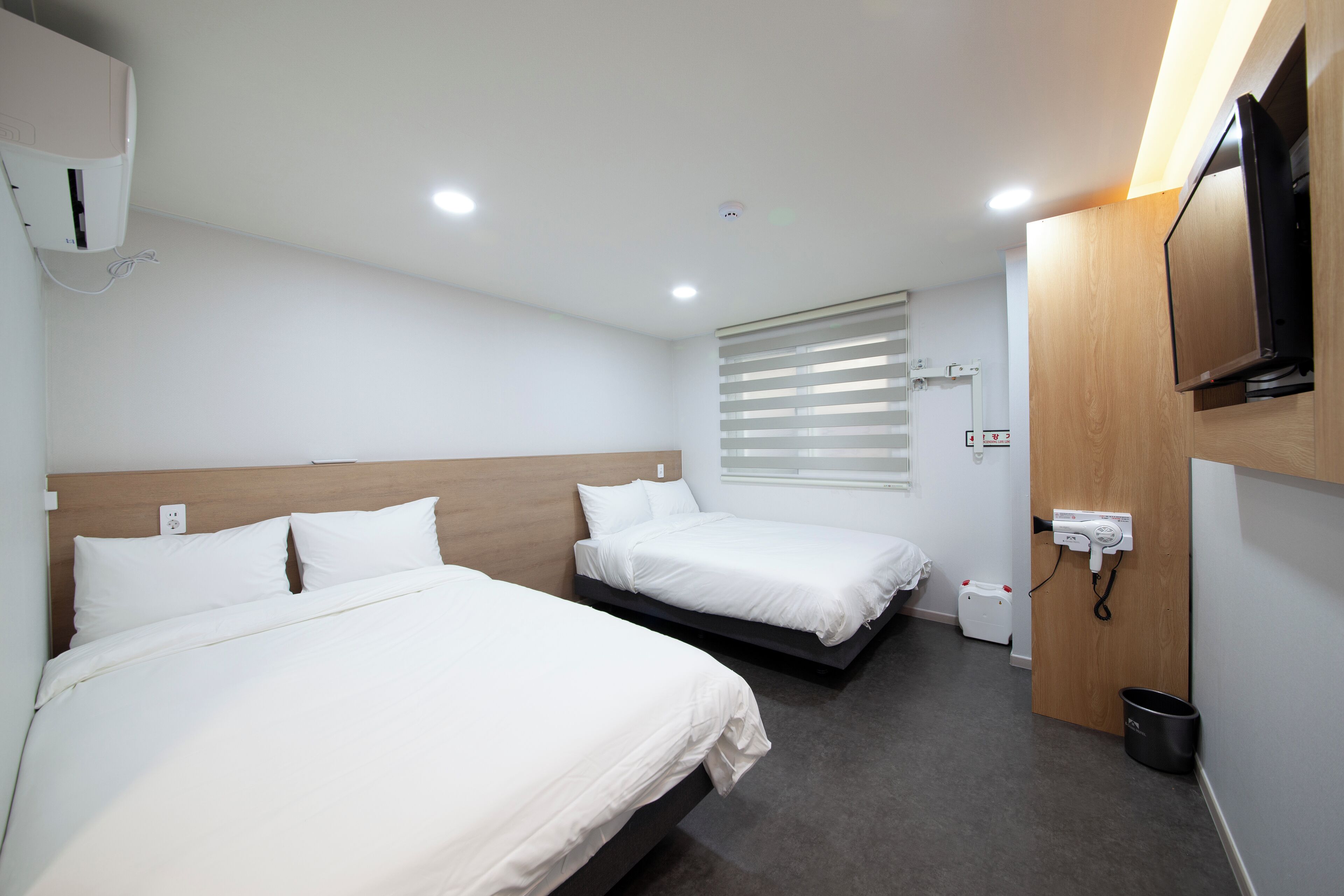 Fyrbäddsrum - icke-rökare - privat badrum | Gratis wi-fi