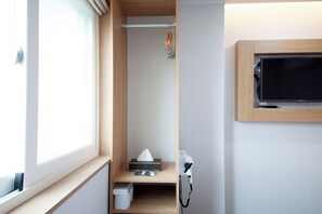 Twin Room, Non Smoking, Private Bathroom | Interior