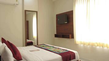 Meja kerja, ruang kerja ramah laptop, dan setrika/meja setrika