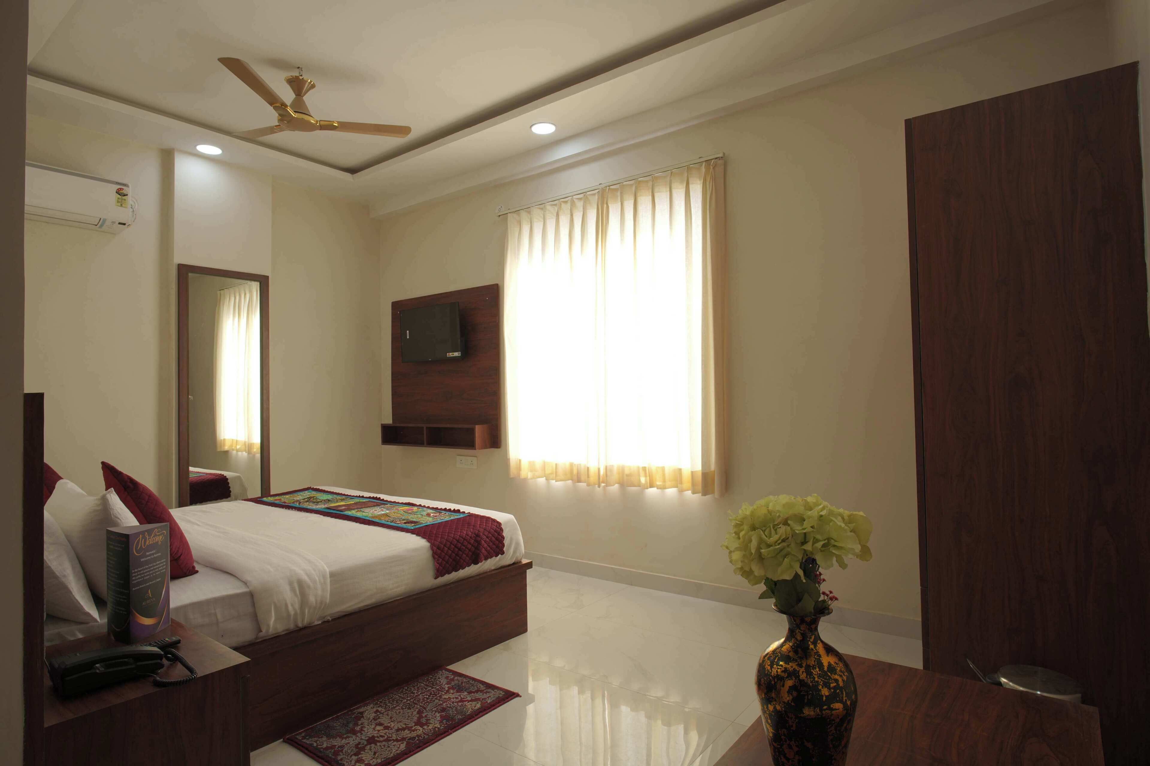 Desk, laptop workspace, iron/ironing board, free WiFi