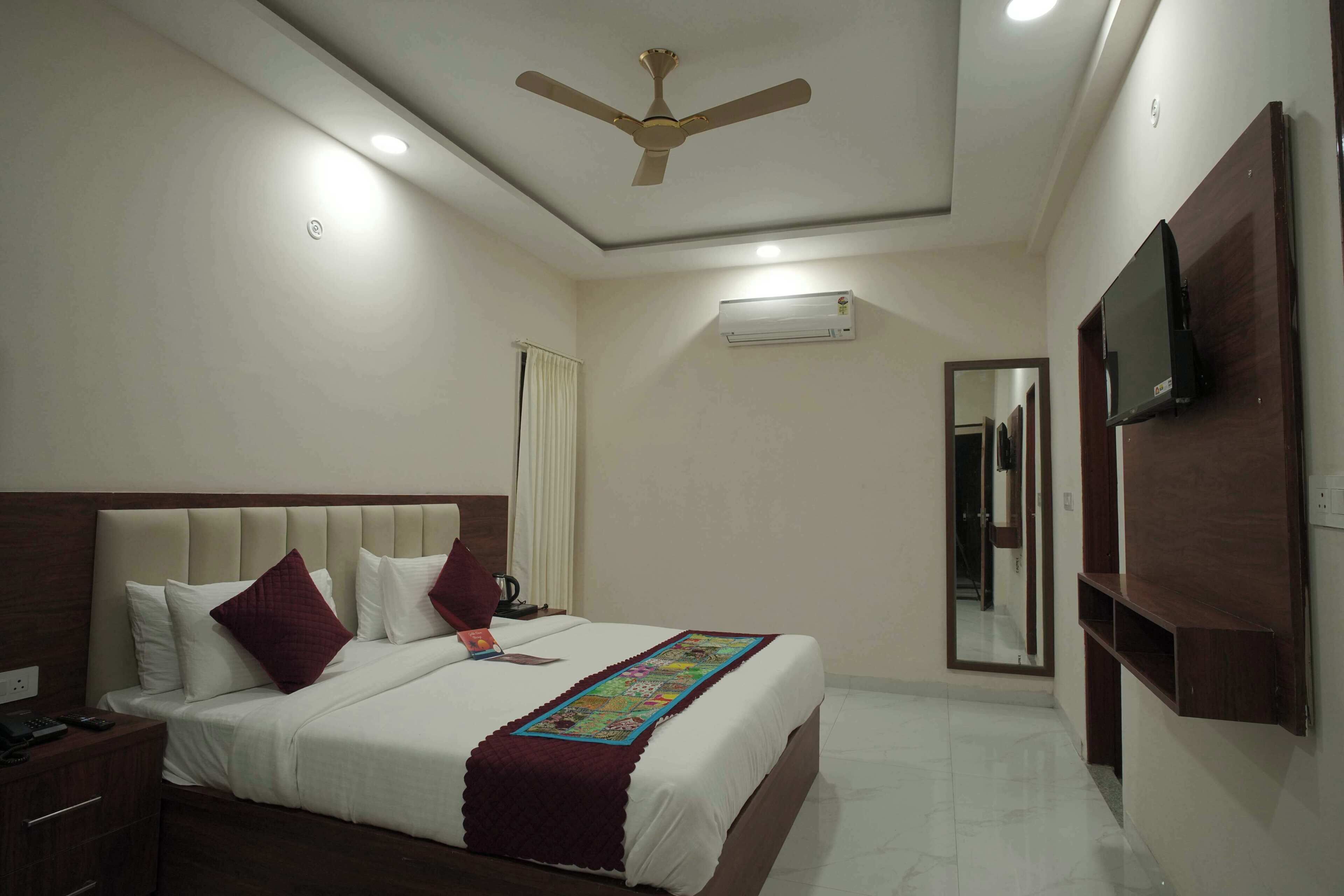 Desk, laptop workspace, iron/ironing board, free WiFi