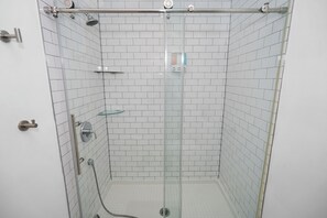 Regadera, secadora de cabello, bidet, toallas 