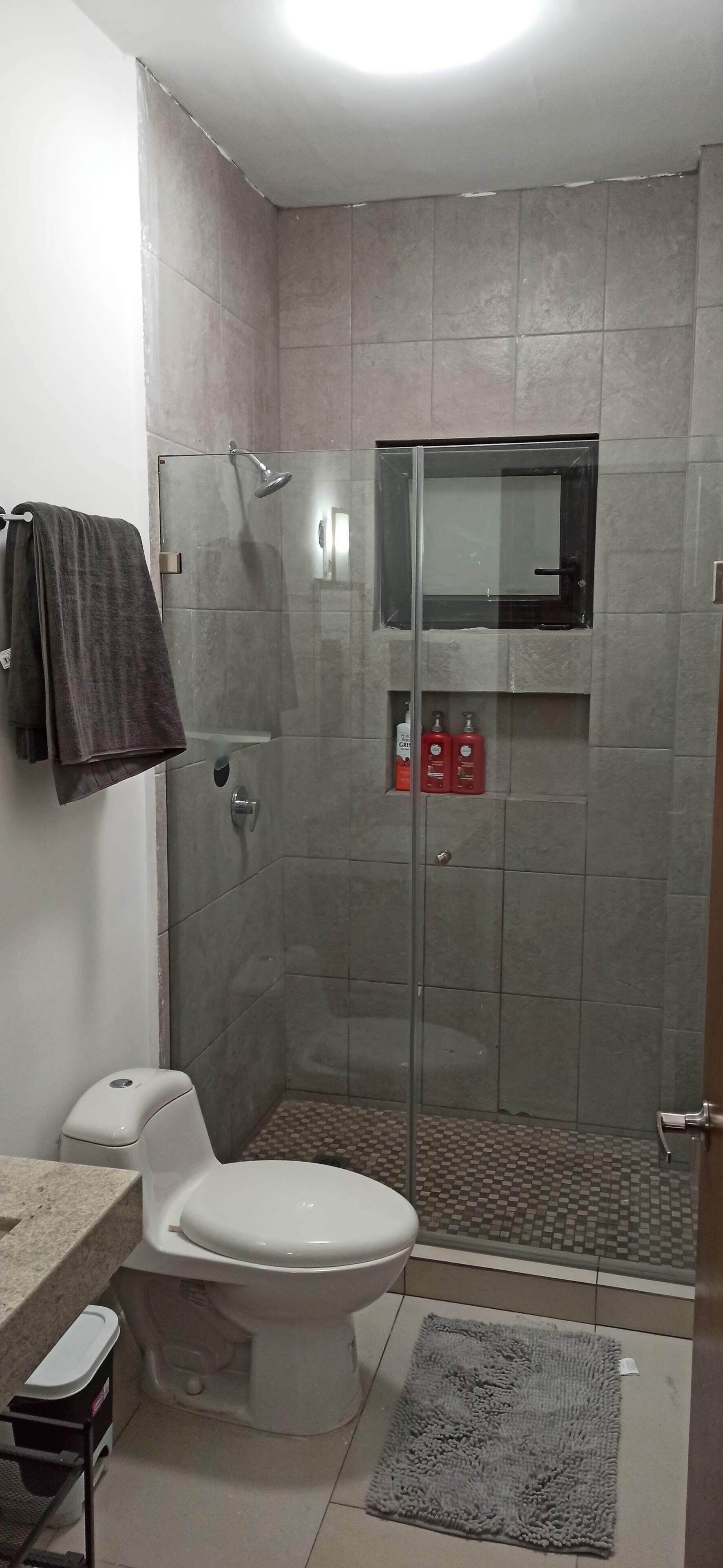 Secador de pelo, toallas, jabón y papel higiénico