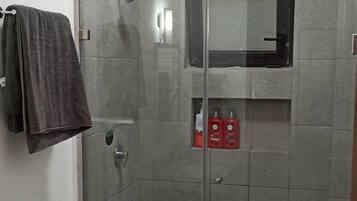 Secador de pelo, toallas, jabón y papel higiénico