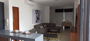 Unclassified image, 3 of 6, button