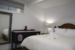 2 bedrooms, iron/ironing board, travel cot, free WiFi - Serene Casa II - 2 Bedroom Basement Suite for 4 Guests (Calgary)