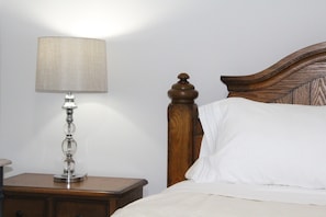 2 bedrooms, iron/ironing board, travel cot, free WiFi - Serene Casa II - 2 Bedroom Basement Suite for 4 Guests (Calgary)
