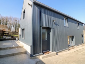A modern building with a metal exterior, a front door, and a small window. - THE LOFT, family friendly, with a garden in Glenmore, County Kilkenny (Kilkenny)