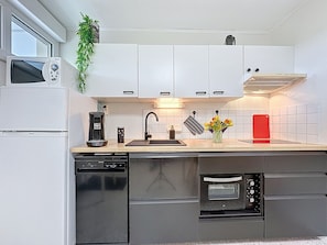 Kühlschrank, Mikrowelle, Geschirrspüler, Kochgeschirr/Geschirr/Besteck