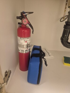 Séchoir à cheveux, serviettes fournies, savon, papier de toilette