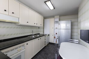 Fridge, microwave, oven, cookware/dishes/utensils - HOUSE CERVANTES SALOBRENA (Salobreña)