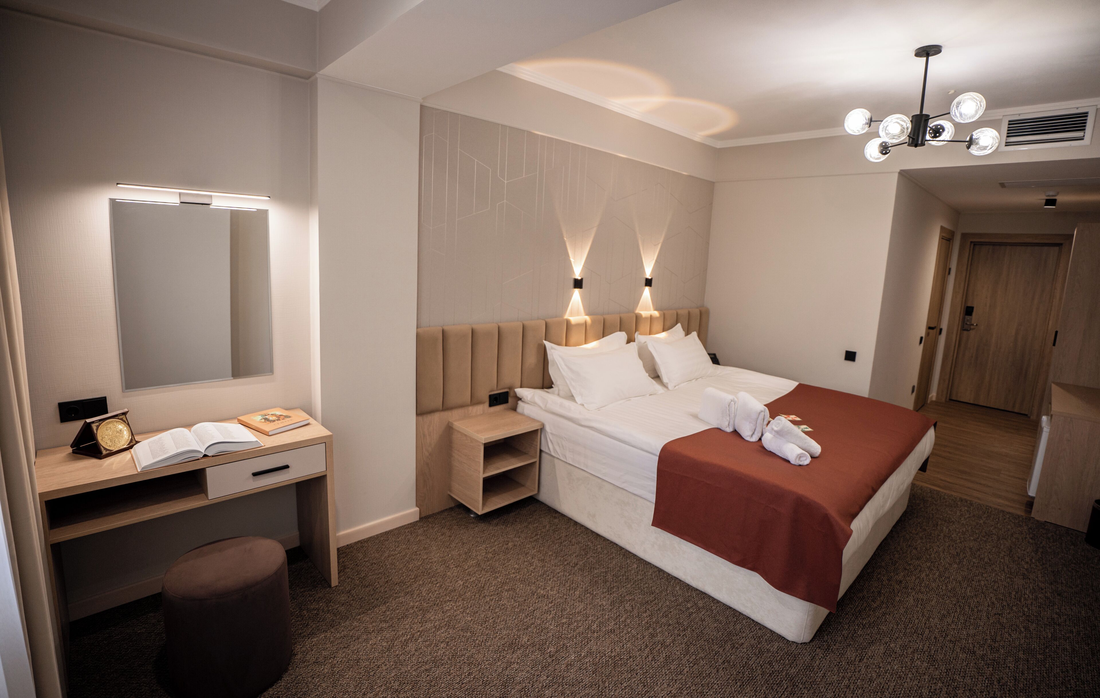 Dobbeltrom – standard, byutsikt | Safe på rommet, strykejern/-brett og wi-fi (inkludert)