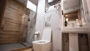 Tomannsrom – standard, byutsikt | Bad | Badekar og tøfler