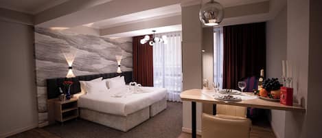 Suite de lujo, vista a la ciudad | Caja de seguridad en la habitación y tabla de planchar con plancha