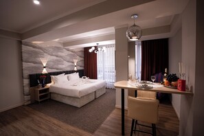 Luksussuite, byutsikt | Safe på rommet, strykejern/-brett og wi-fi (inkludert)