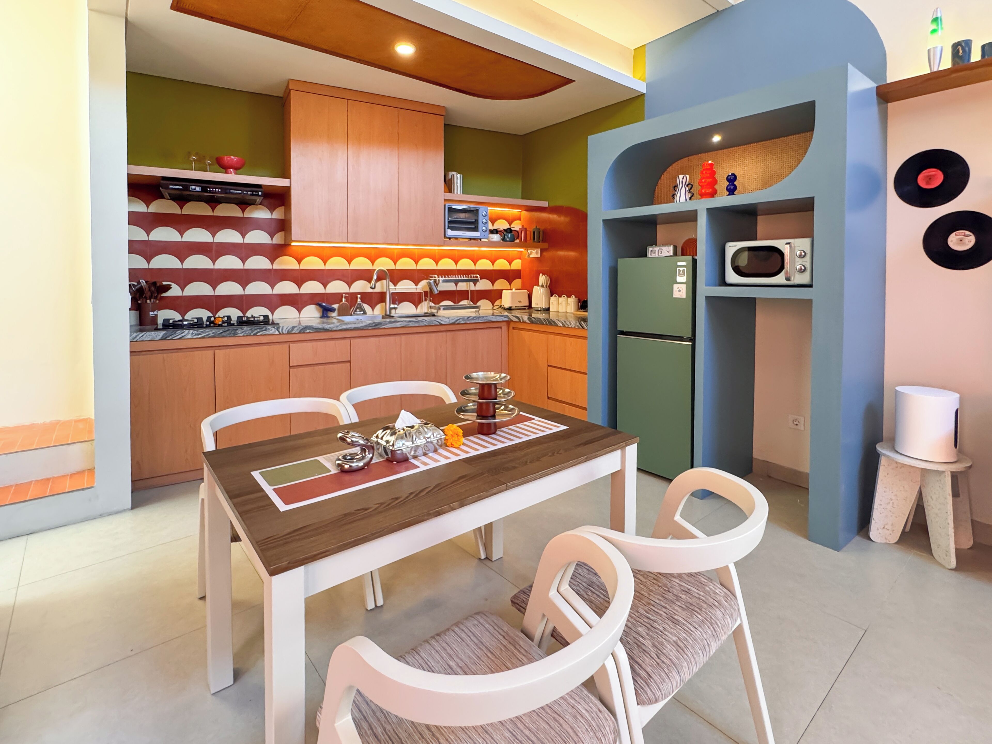 Een koelkast, een microgolfoven