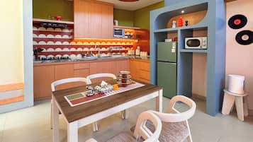 Een koelkast, een microgolfoven