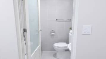 スタンダード ダブルルーム | バスルーム | シャワー付き浴槽、バスアメニティ (無料)、タオル、石鹸