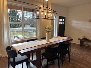 Dining - Relax at Pend Oreille Cove Lodge, Wi Fi, Boat Dock, Jacuzzi & Outdoor Fireplace (Sagle)