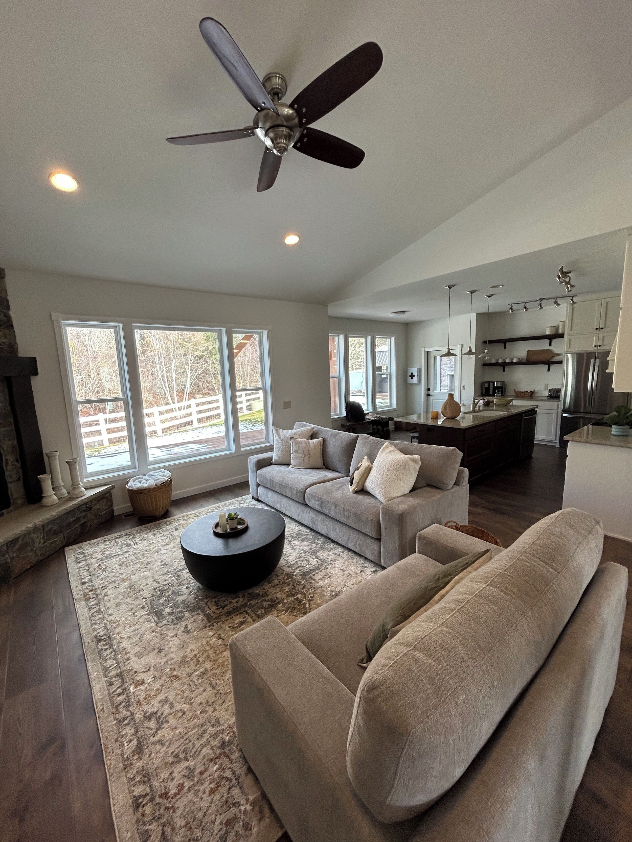 Smart-TV, Kamin, Videospiele, Tischfußball