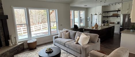 Smart-TV, Kamin, Videospiele, Tischfußball