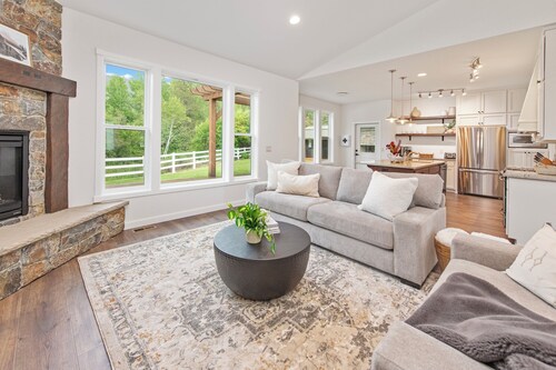 Relax at Pend Oreille Cove Lodge, Wi Fi, Boat Dock, Jacuzzi & Outdoor Fireplace