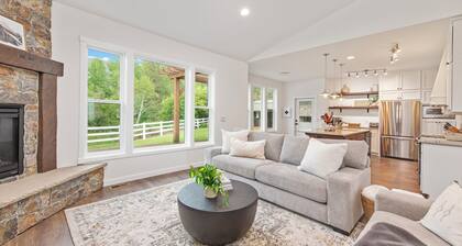 Relax at Pend Oreille Cove Lodge, Wi Fi, Boat Dock, Jacuzzi & Outdoor Fireplace