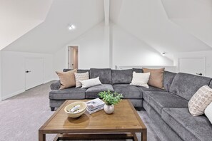 Smart TV, fireplace, video games, table football - Relax at Pend Oreille Cove Lodge, Wi Fi, Boat Dock, Jacuzzi & Outdoor Fireplace (Sagle)