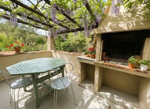 Outdoor dining - Authenticité au Cœur des Vignes appt T2  Domaine la Rouillère à Ramatuelle (RAMATUELLE)