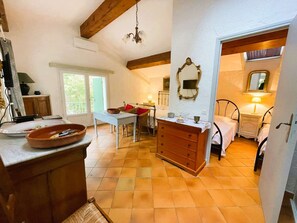 Una cocina acogedora con comedor, muebles de madera y un espejo grande.