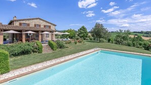 Ein Gebäude aus Stein mit Pool, Außenbereich und Blick auf die Landschaft.