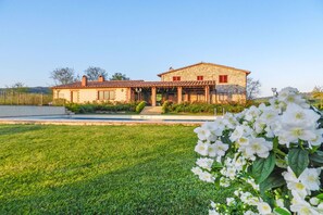 Exterior - Spacious villa with private pool and panoramic views of the Umbrian hills, just 15 minutes from Todi (Collazzone)