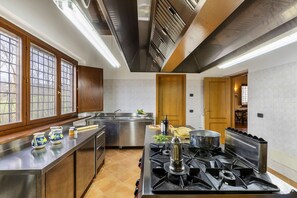 Fridge, microwave, oven, dishwasher - Spacious villa with private pool and panoramic views of the Umbrian hills, just 15 minutes from Todi (Collazzone)