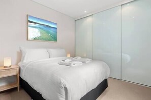 2 bedrooms, desk, iron/ironing board, WiFi - Open-Plan 2BR Unit w/ Parking in Prime Bondi Beach (Bondi Beach)