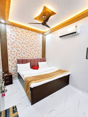 Deluxe tweepersoonskamer, airconditioning | Hypoallergeen beddengoed, een bureau, geluiddichte muren, gratis wifi