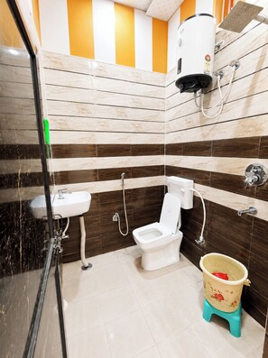 Een douche, een regendouche, handdoeken, zeep
