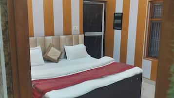 Escritorio, sistema de insonorización y wifi gratis