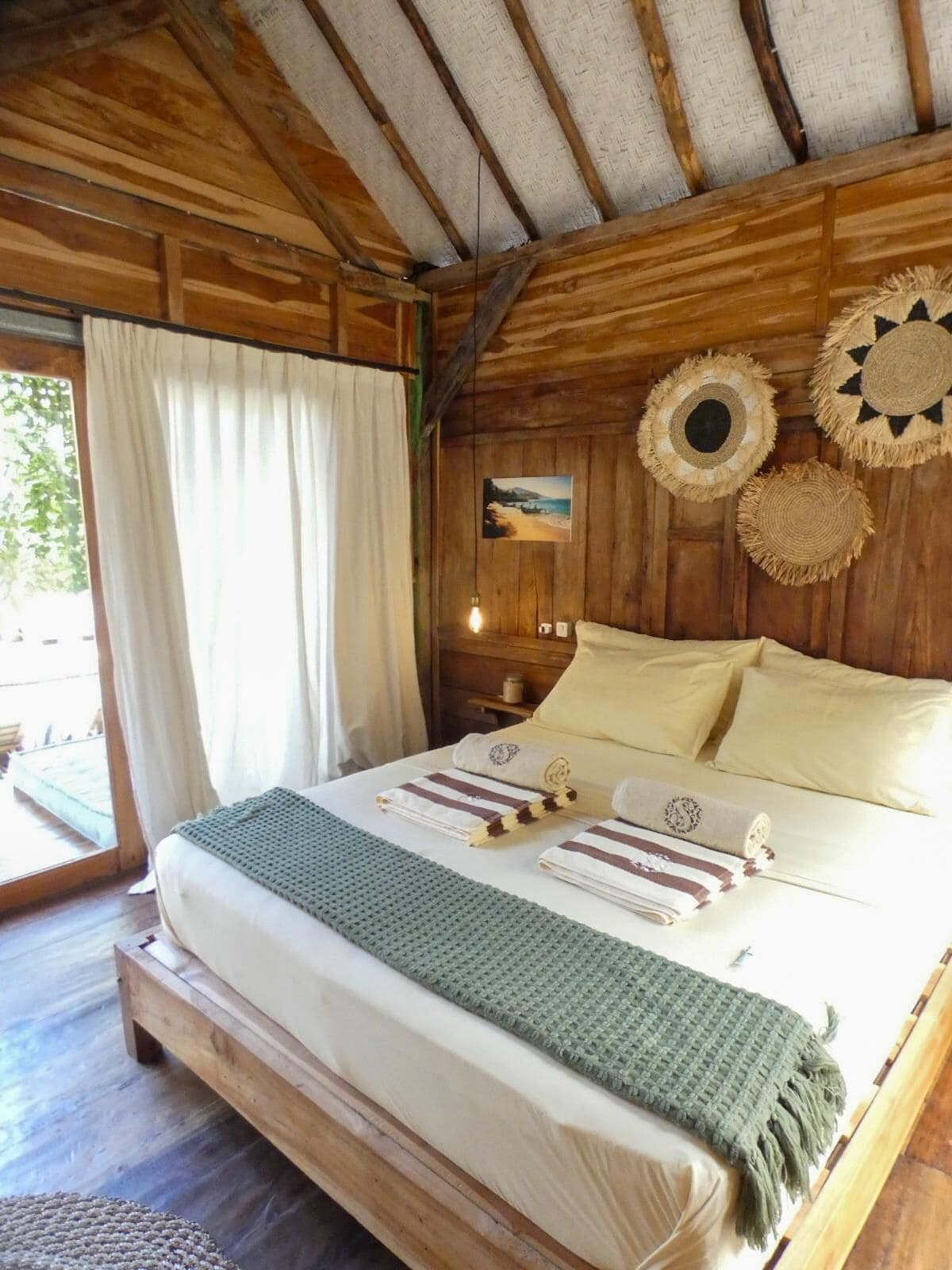 Decoración personalizada, muebles diferentes, escritorio y wifi gratis 