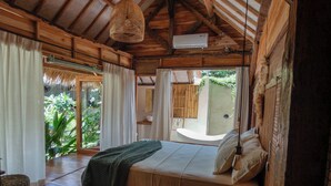 Kamar Double Deluks, balkon, pemandangan kolam renang | Meja kerja, Wi-Fi gratis, dan didekorasi berbeda-beda
