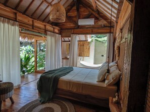 Deluxe-Doppelzimmer, Balkon, Poolblick | Individuell dekoriert, individuell eingerichtet, Schreibtisch