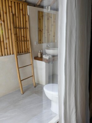 Quarto casal standard, sacada, vista para a piscina | Banheiro | Secador de cabelo, toalhas de banho, sabonete, shampoo