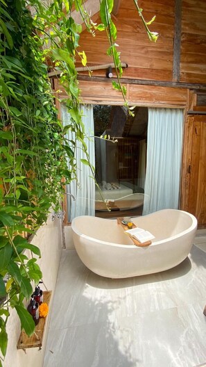 Deluxe Double Room, Balcony, Pool View | Bathroom | Hair dryer, towels, soap, shampoo