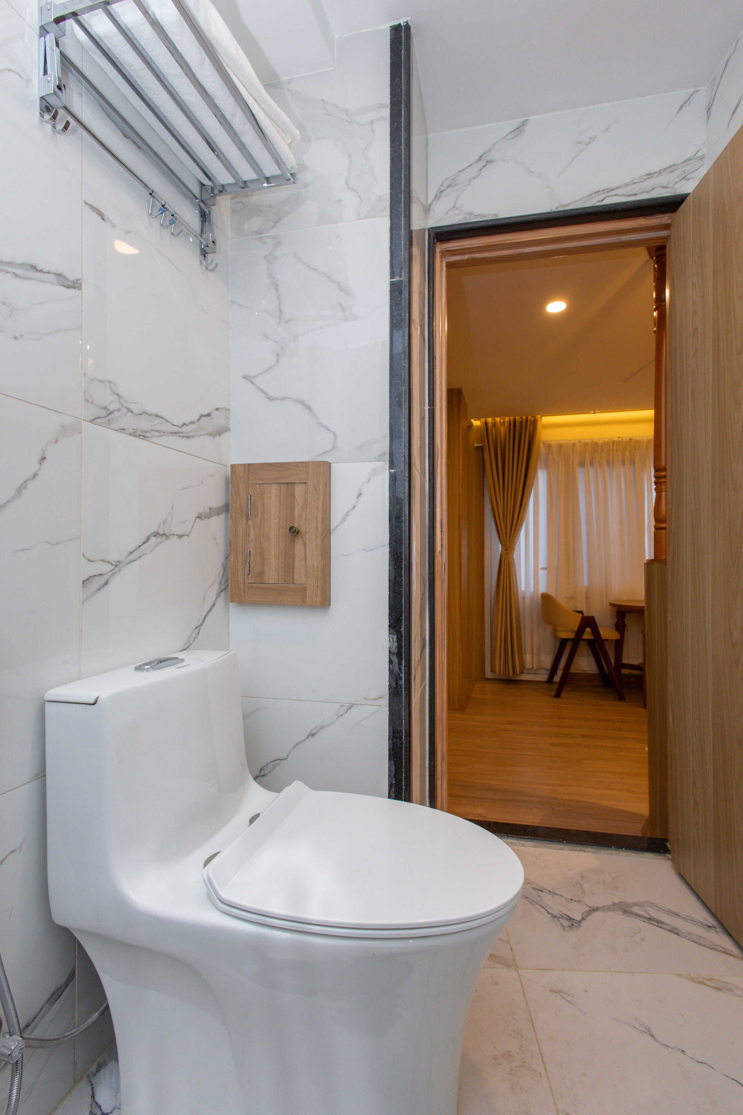 คอมฟอร์ทอพาร์ทเมนท์, เตียงใหญ่ 1 เตียง, ระเบียง, วิวเมือง